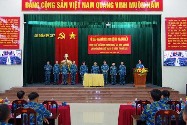 Sư đoàn 377 xuất quân thực hiện “Chiến dịch Quang Trung” giúp dân vùng lũ dựng lại mái ấm- Ảnh 3. Sư đoàn 377 xuất quân thực hiện “Chiến dịch Quang Trung” giúp dân vùng lũ dựng lại mái ấm- Ảnh 3.