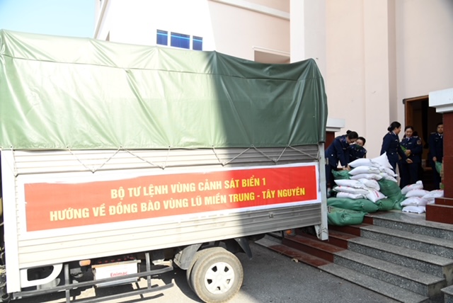 Bộ Tư lệnh Vùng Cảnh sát biển 1 chung tay hỗ trợ đồng bào tỉnh Đắk Lắk bị thiệt hại do mưa lũ- Ảnh 2.