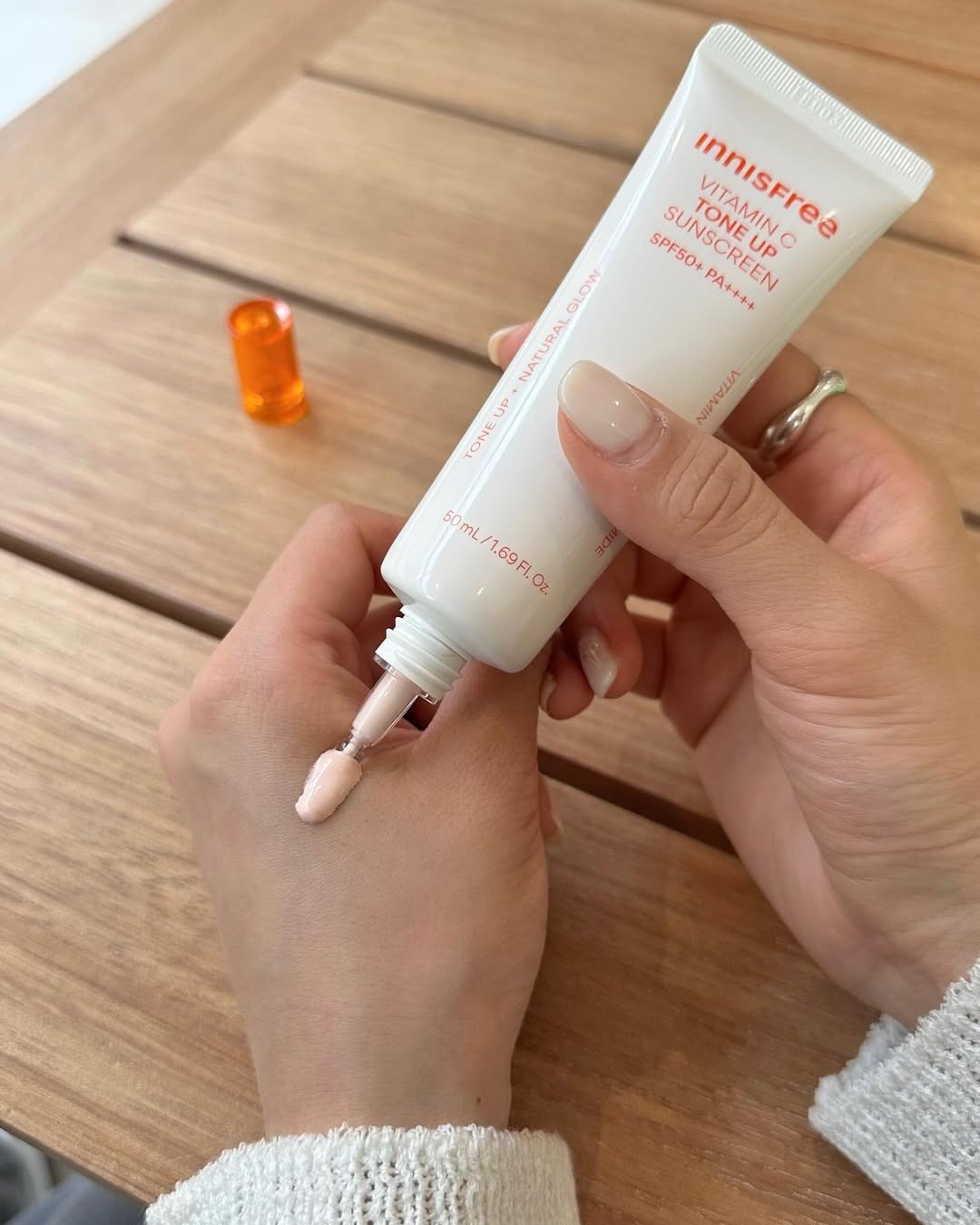 5 kem chống nắng nâng tông ráo mịn, giúp bạn trông trẻ hẳn ra- Ảnh 2.