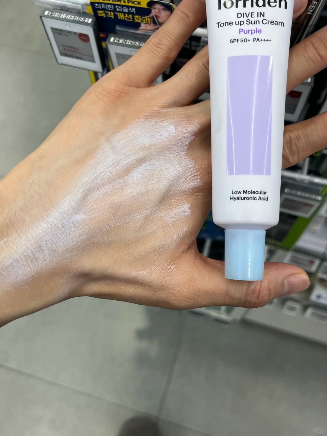 5 kem chống nắng nâng tông ráo mịn, giúp bạn trông trẻ hẳn ra- Ảnh 3.