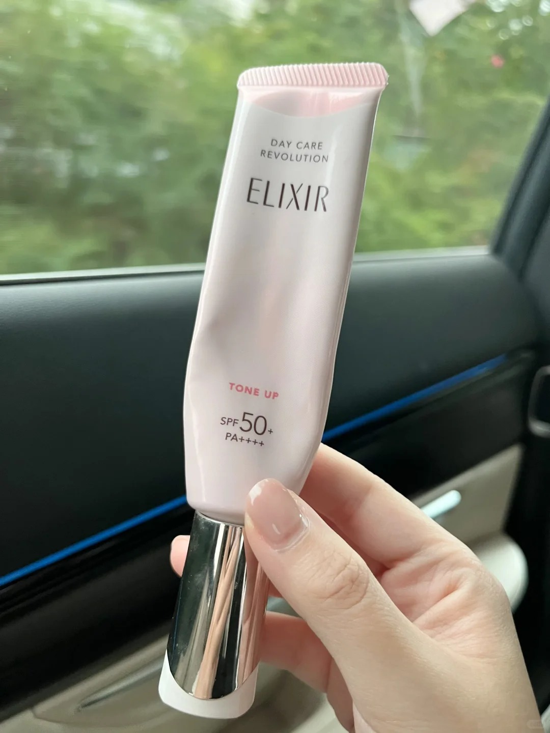 5 kem chống nắng nâng tông ráo mịn, giúp bạn trông trẻ hẳn ra- Ảnh 6.