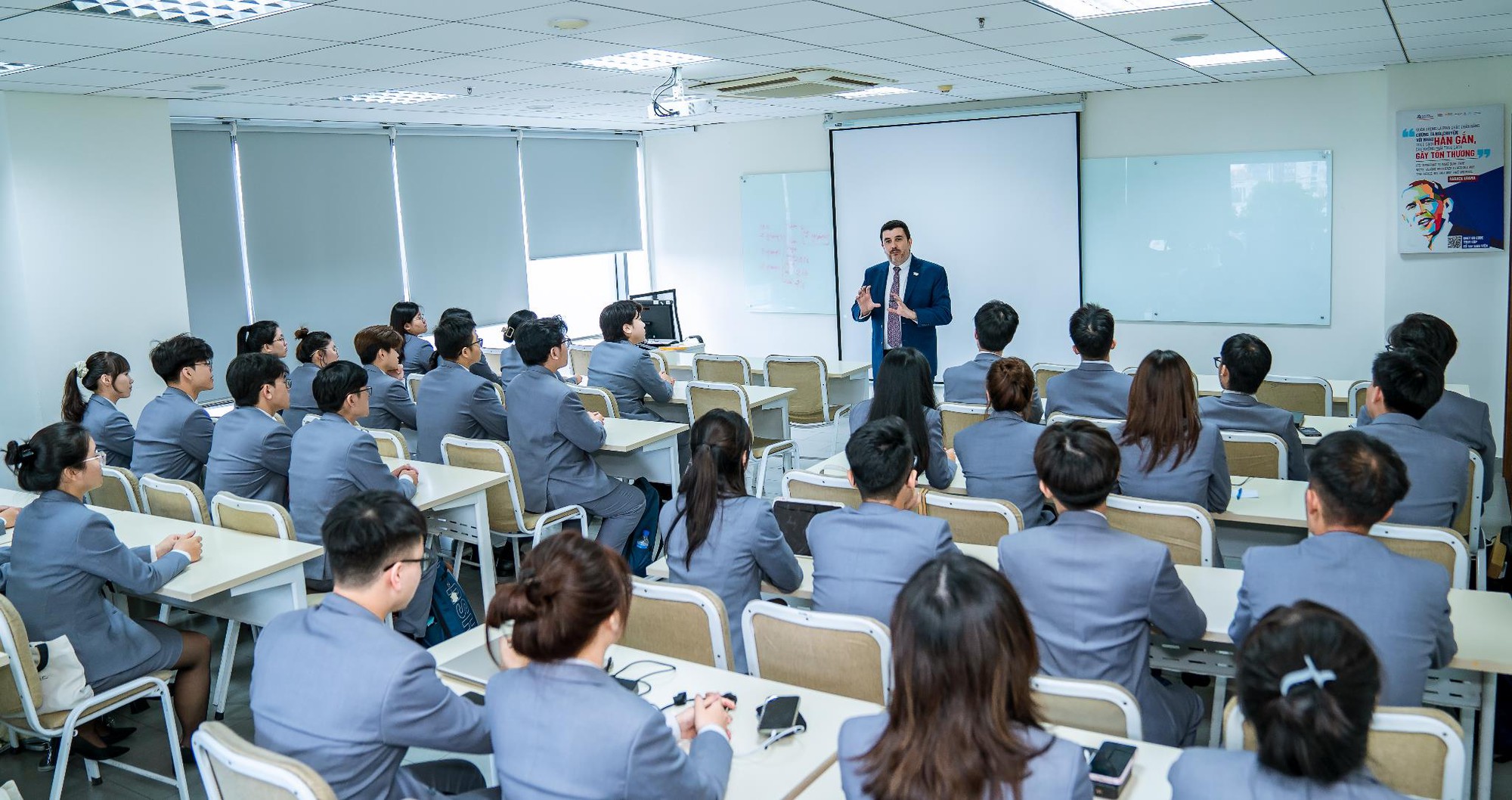 Sinh viên một trường đại học tại TP.HCM được giảng dạy quản trị khách sạn - nhà hàng bởi hiệu trưởng các trường hàng đầu thế giới- Ảnh 2.