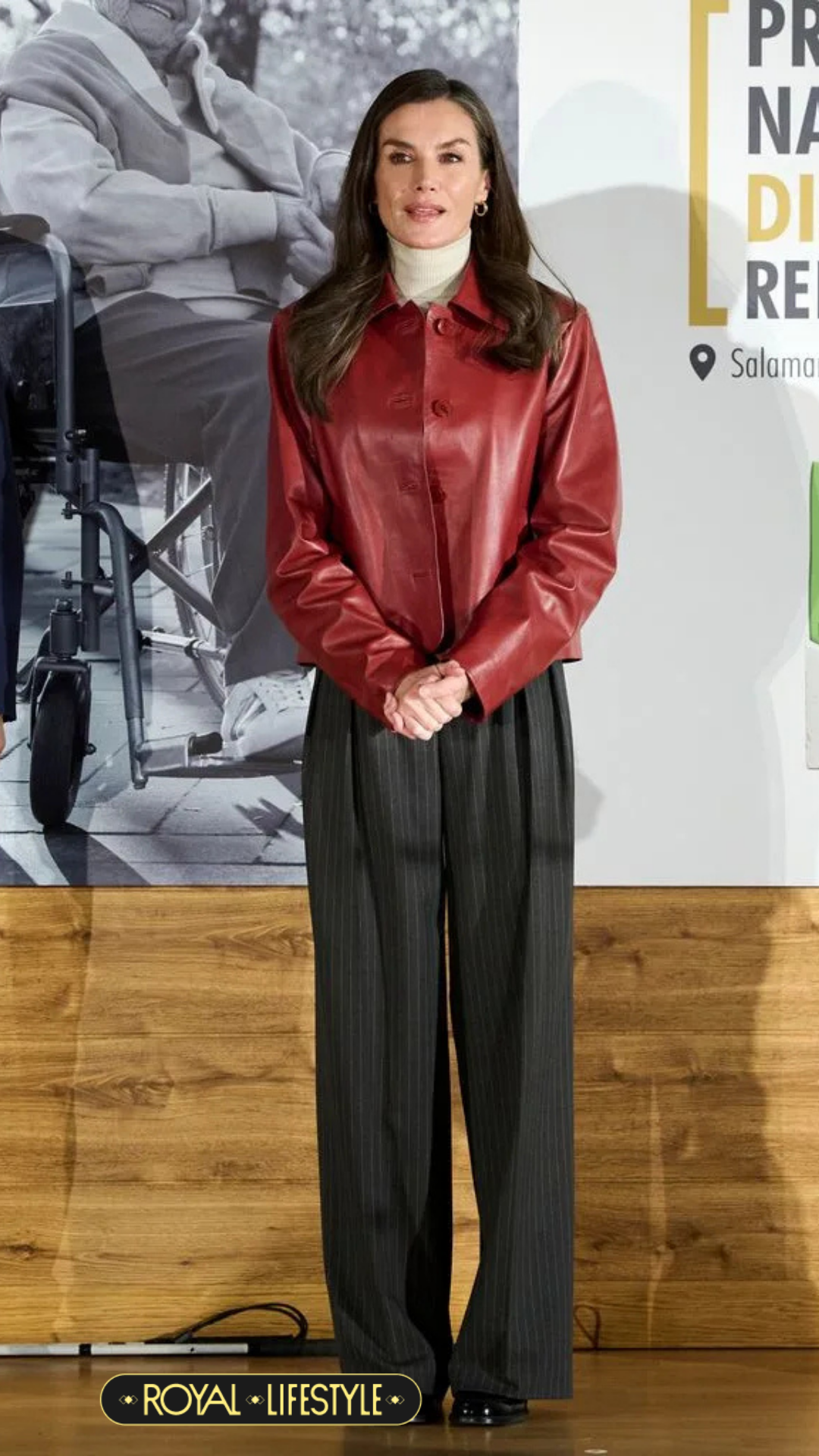 Vương hậu Tây Ban Nha dạy chị em U60 diện đồ da đỏ rực: Áo khoác "hàng chợ" giá bình dân vẫn sang chảnh ngút ngàn, thần thái "chặt đẹp" mọi ánh nhìn- Ảnh 3. Vương hậu Tây Ban Nha dạy chị em U60 diện đồ da đỏ rực: Áo khoác "hàng chợ" giá bình dân vẫn sang chảnh ngút ngàn, thần thái "chặt đẹp" mọi ánh nhìn- Ảnh 3.