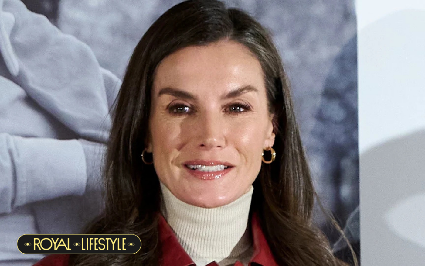 Vương hậu Tây Ban Nha dạy chị em U60 diện đồ da đỏ rực: Áo khoác "hàng chợ" giá bình dân vẫn sang chảnh ngút ngàn, thần thái "chặt đẹp" mọi ánh nhìn- Ảnh 1. Vương hậu Tây Ban Nha dạy chị em U60 diện đồ da đỏ rực: Áo khoác "hàng chợ" giá bình dân vẫn sang chảnh ngút ngàn, thần thái "chặt đẹp" mọi ánh nhìn- Ảnh 1.