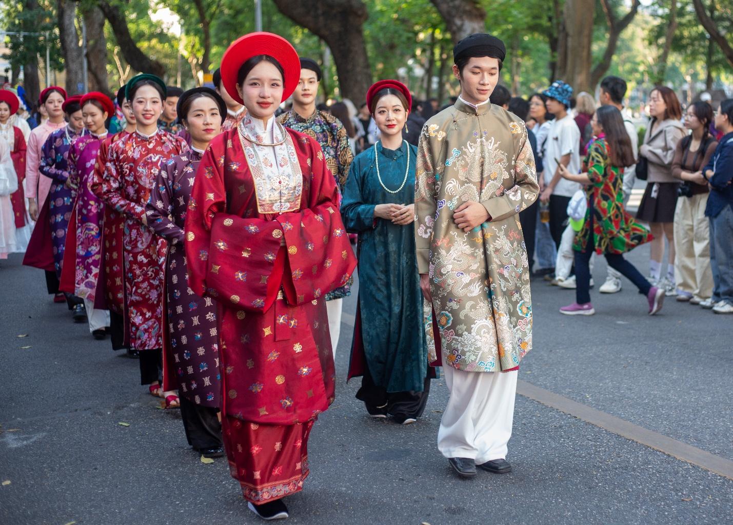 Cơn sốt của giới trẻ: Rủ nhau "l&ecirc;n đồ" trẩy hội Việt phục c&ugrave;ng Bảo T&iacute;n Mạnh Hải- Ảnh 1.