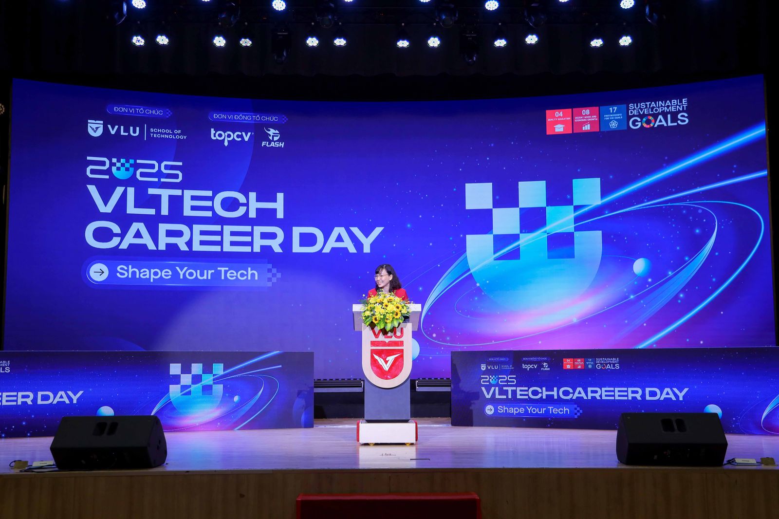 Sinh vi&ecirc;n kh&aacute;m ph&aacute; h&agrave;ng ng&agrave;n cơ hội việc l&agrave;m khối ng&agrave;nh c&ocirc;ng nghệ kỹ thuật tại VLTech Career Day 2025- Ảnh 1.