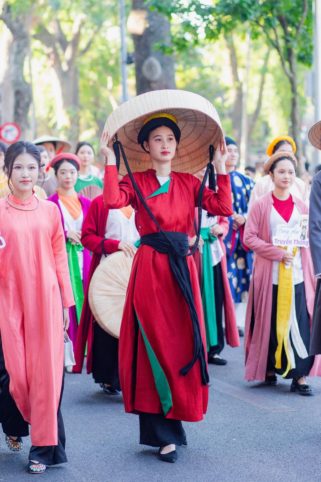 Cơn sốt của giới trẻ: Rủ nhau "l&ecirc;n đồ" trẩy hội Việt phục c&ugrave;ng Bảo T&iacute;n Mạnh Hải- Ảnh 3.