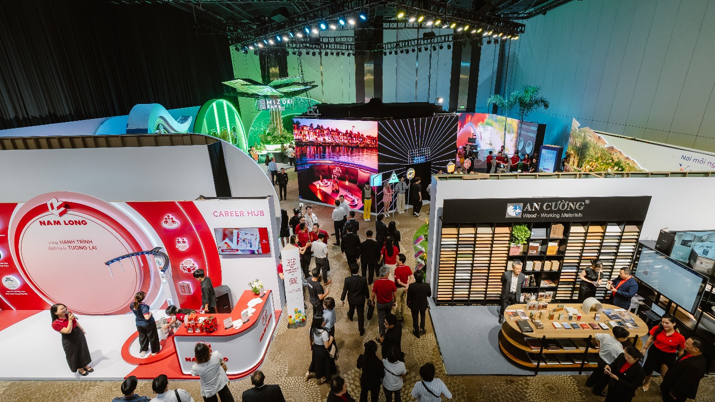 Nam Long Journey 2025: B&ugrave;ng nổ ng&agrave;y đầu với h&agrave;ng ngh&igrave;n lượt kh&aacute;ch tham dự- Ảnh 2.