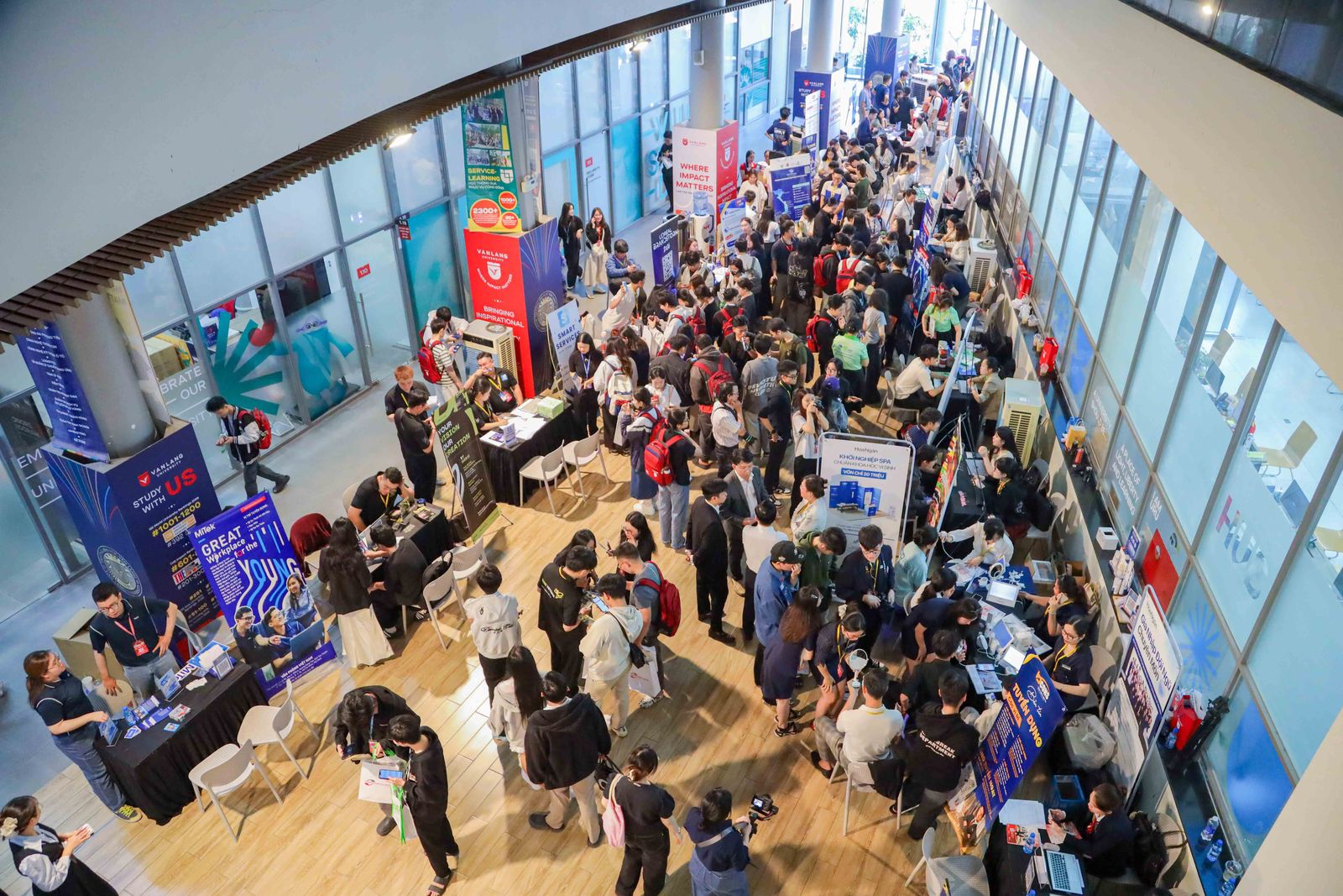 Sinh vi&ecirc;n kh&aacute;m ph&aacute; h&agrave;ng ng&agrave;n cơ hội việc l&agrave;m khối ng&agrave;nh c&ocirc;ng nghệ kỹ thuật tại VLTech Career Day 2025- Ảnh 4.