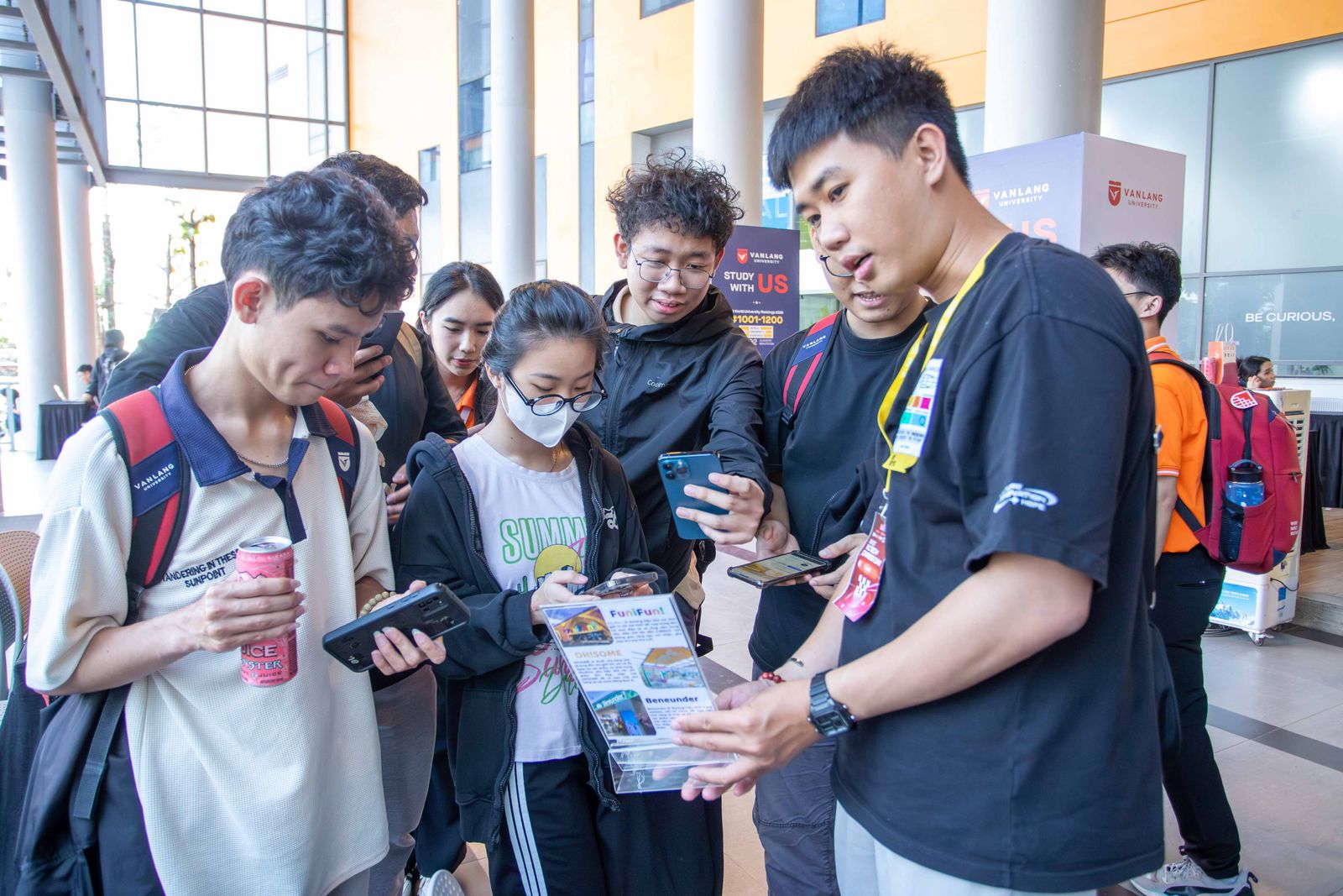 Sinh vi&ecirc;n kh&aacute;m ph&aacute; h&agrave;ng ng&agrave;n cơ hội việc l&agrave;m khối ng&agrave;nh c&ocirc;ng nghệ kỹ thuật tại VLTech Career Day 2025- Ảnh 5.