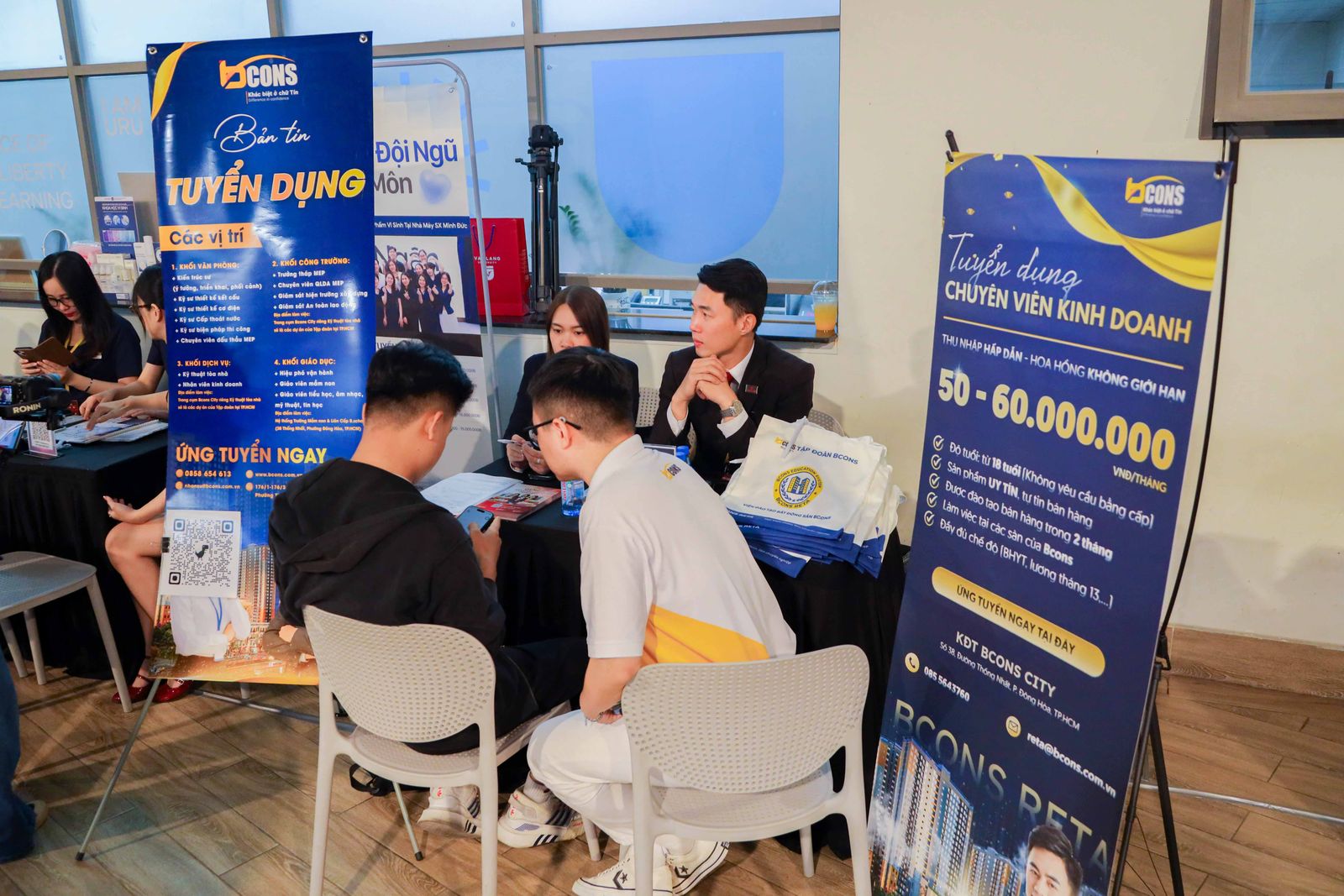 Sinh vi&ecirc;n kh&aacute;m ph&aacute; h&agrave;ng ng&agrave;n cơ hội việc l&agrave;m khối ng&agrave;nh c&ocirc;ng nghệ kỹ thuật tại VLTech Career Day 2025- Ảnh 6.