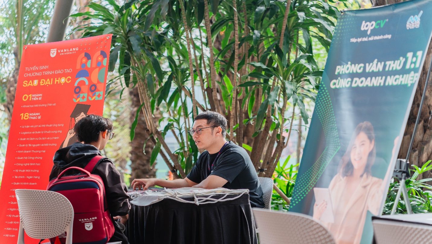 Sinh vi&ecirc;n kh&aacute;m ph&aacute; h&agrave;ng ng&agrave;n cơ hội việc l&agrave;m khối ng&agrave;nh c&ocirc;ng nghệ kỹ thuật tại VLTech Career Day 2025- Ảnh 9.