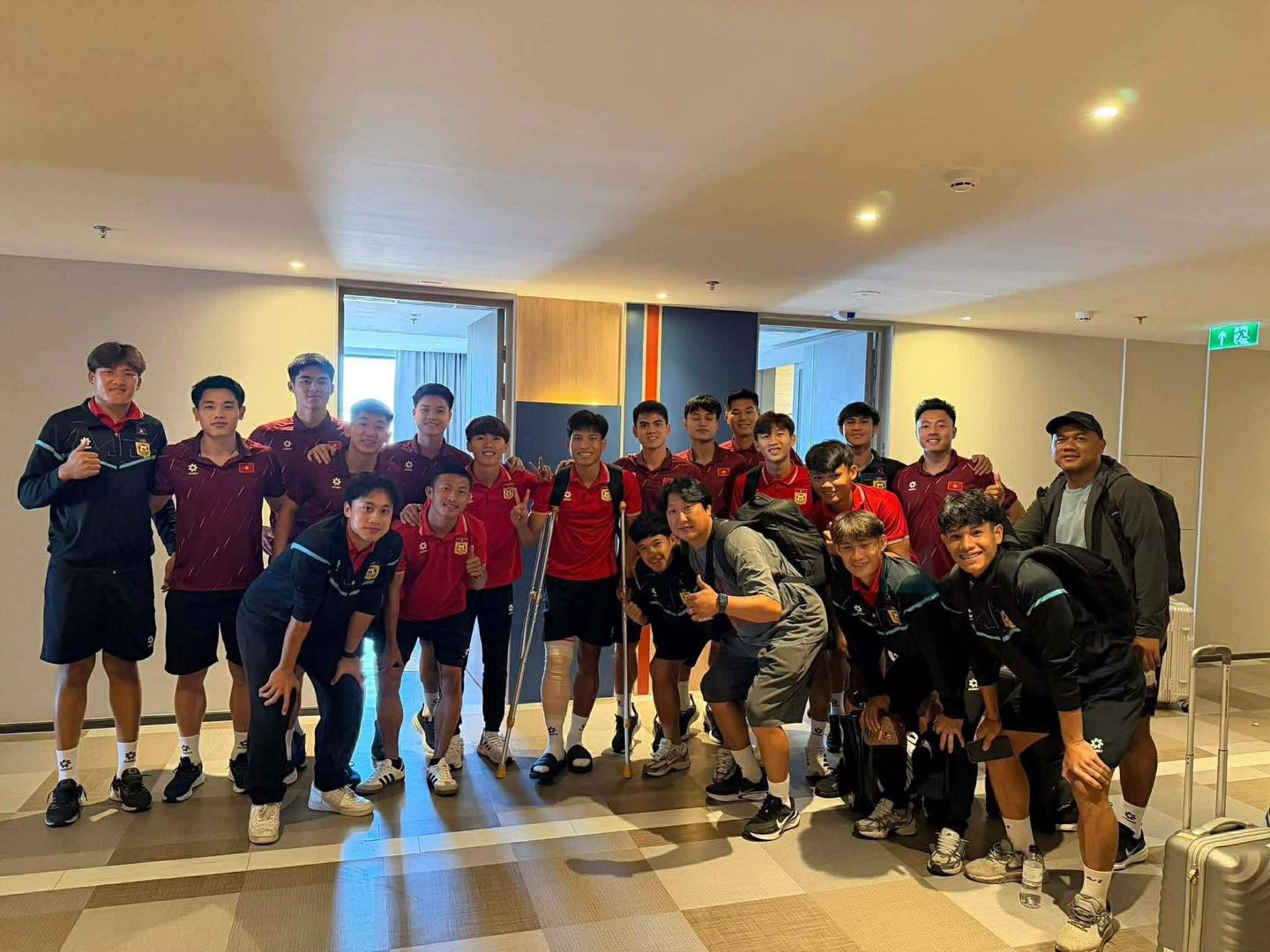 U22 Việt Nam ghi điểm tuyệt đối, tặng qu&agrave; động vi&ecirc;n cầu thủ L&agrave;o g&atilde;y ch&acirc;n tại SEA Games 33- Ảnh 1.