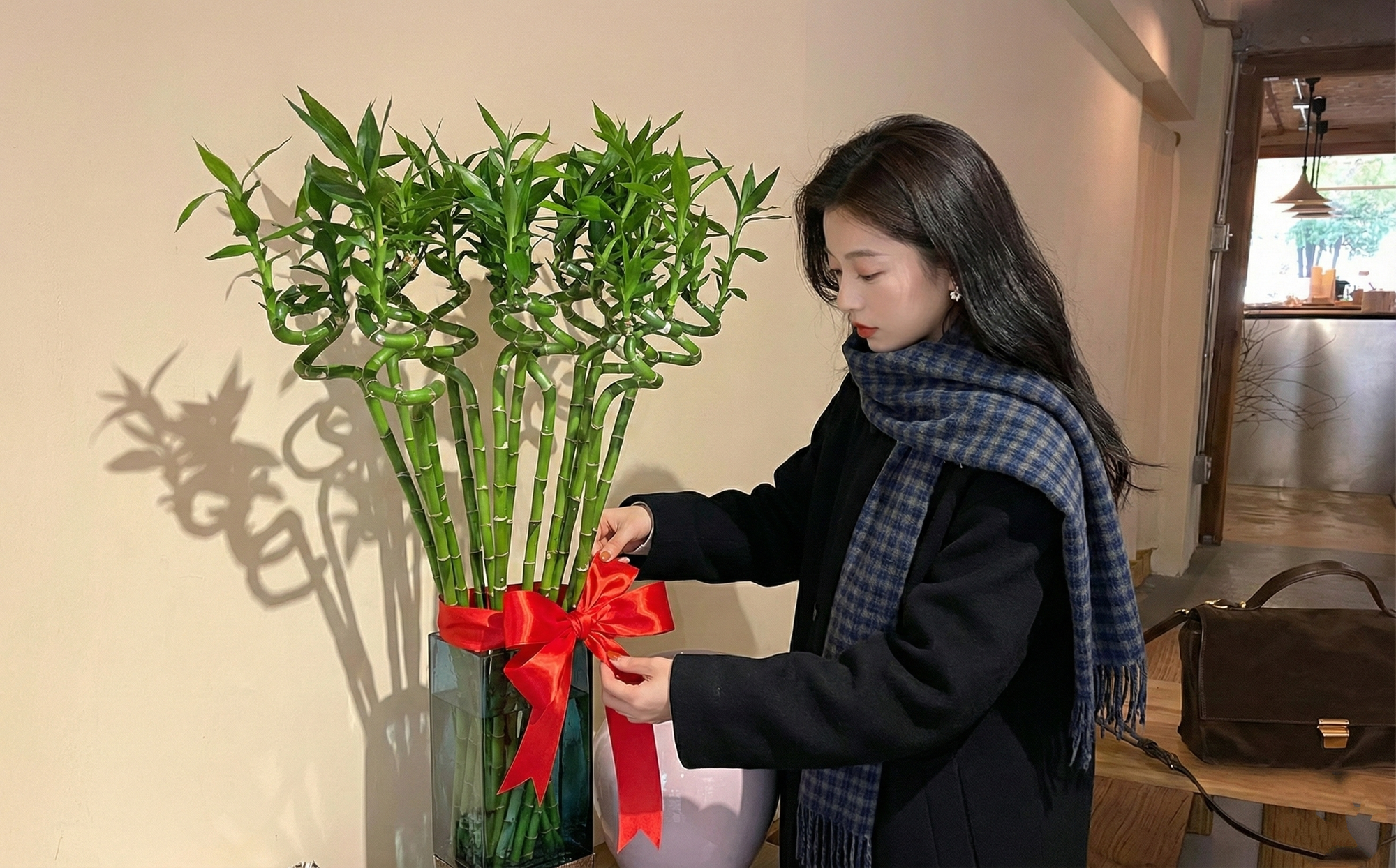 Chưng Tết đừng chỉ mua hoa: C&oacute; một loại c&acirc;y "rẻ b&egrave;o" nhưng h&uacute;t t&agrave;i lộc cực mạnh, đặt đ&uacute;ng 4 c&agrave;nh l&ecirc;n b&agrave;n học con c&aacute;i thi cử đỗ đạt, gia chủ tiền v&agrave;o như nước- Ảnh 1.