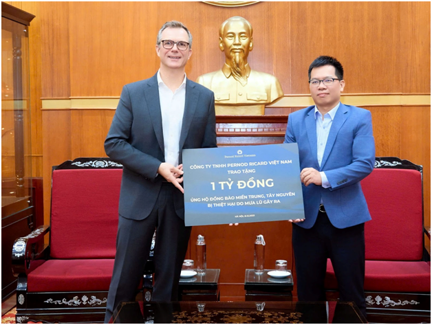 Pernod Ricard Việt Nam trao tặng 1 tỷ đồng hỗ trợ đồng bào miền Trung, Tây Nguyên bị thiệt hại do mưa lũ gây ra
- Ảnh 1.