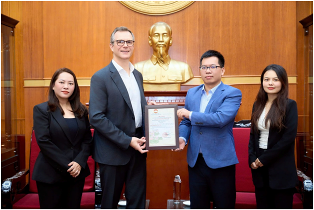 Pernod Ricard Việt Nam trao tặng 1 tỷ đồng hỗ trợ đồng bào miền Trung, Tây Nguyên bị thiệt hại do mưa lũ gây ra
- Ảnh 4.