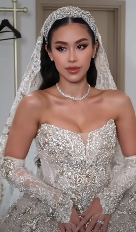 Váy cưới của Tiên Nguyễn được đặt thiết kế riêng ở nước ngoài rồi vận chuyển về Việt Nam- Ảnh 1. Váy cưới của Tiên Nguyễn được đặt thiết kế riêng ở nước ngoài rồi vận chuyển về Việt Nam- Ảnh 1.