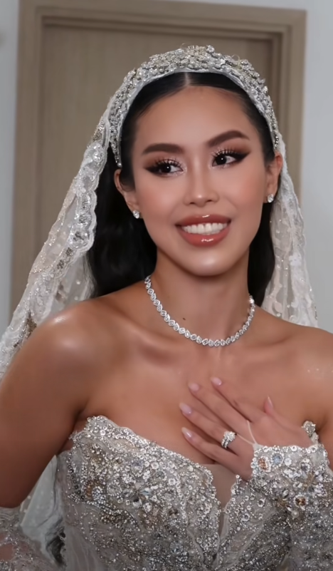 Váy cưới của Tiên Nguyễn được đặt thiết kế riêng ở nước ngoài rồi vận chuyển về Việt Nam- Ảnh 2. Váy cưới của Tiên Nguyễn được đặt thiết kế riêng ở nước ngoài rồi vận chuyển về Việt Nam- Ảnh 2.
