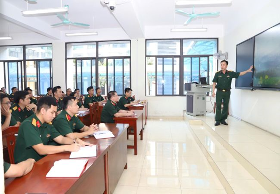 Cán bộ, giảng viên trẻ Trường Sĩ quan Chính trị tham gia lớp tập huấn sử dụng màn hình tương tác thông minh. Cán bộ, giảng viên trẻ Trường Sĩ quan Chính trị tham gia lớp tập huấn sử dụng màn hình tương tác thông minh.