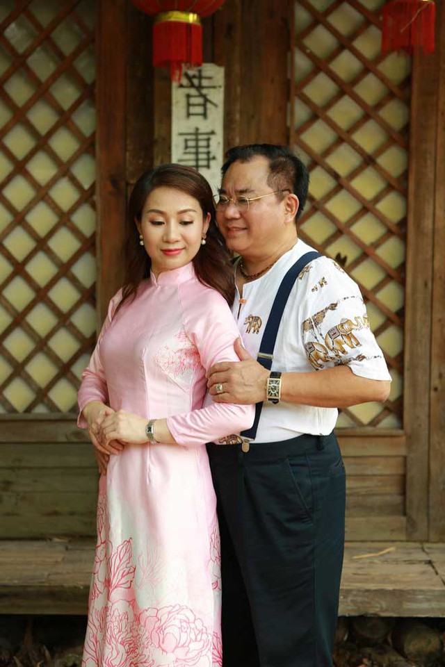 Nhan sắc vợ k&eacute;m 13 tuổi của nam Đại t&aacute; l&agrave; NSND, nguy&ecirc;n Gi&aacute;m đốc Nh&agrave; h&aacute;t Ch&egrave;o Qu&acirc;n đội- Ảnh 2.