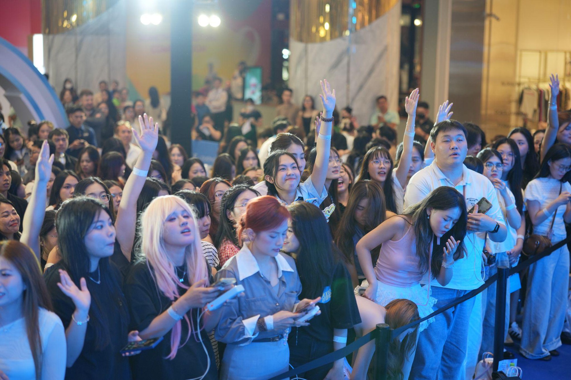 Dopamine xếp h&agrave;ng d&agrave;i trong ng&agrave;y mở b&aacute;n bộ sưu tập FOREVER- Ảnh 1.