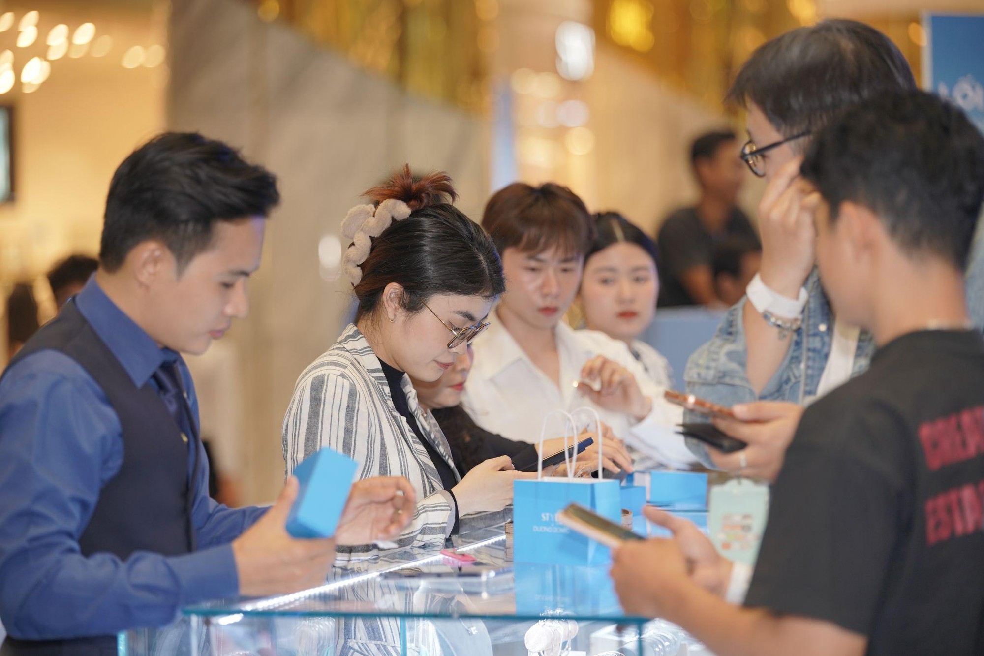 Dopamine xếp h&agrave;ng d&agrave;i trong ng&agrave;y mở b&aacute;n bộ sưu tập FOREVER- Ảnh 3.