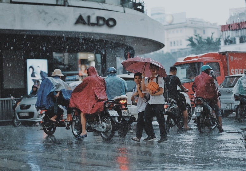 Bác bỏ thông tin dừng xe mặc áo mưa bị phạt 14 triệu đồng- Ảnh 1. Bác bỏ thông tin dừng xe mặc áo mưa bị phạt 14 triệu đồng- Ảnh 1.