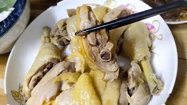 Cha mới qua đời, t&ocirc;i đến thăm nh&agrave; b&agrave; nội th&igrave; được mời một chiếc đ&ugrave;i g&agrave;, ăn xong b&agrave; n&oacute;i: "Lần sau đừng đến nữa"- Ảnh 3.