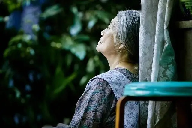 Cha mới qua đời, t&ocirc;i đến thăm nh&agrave; b&agrave; nội th&igrave; được mời một chiếc đ&ugrave;i g&agrave;, ăn xong b&agrave; n&oacute;i: "Lần sau đừng đến nữa"- Ảnh 1.
