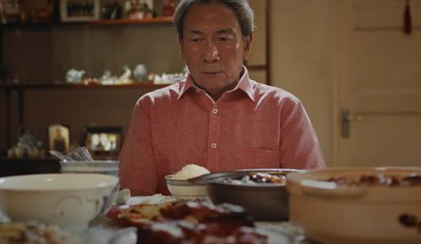 Bố chồng đi họp lớp mang về t&uacute;i b&oacute;ng đen, con d&acirc;u nh&igrave;n thấy 1 thứ b&ecirc;n trong th&igrave; giận t&iacute;m mặt: "Sao bố l&agrave;m thế?" - Ảnh 2.