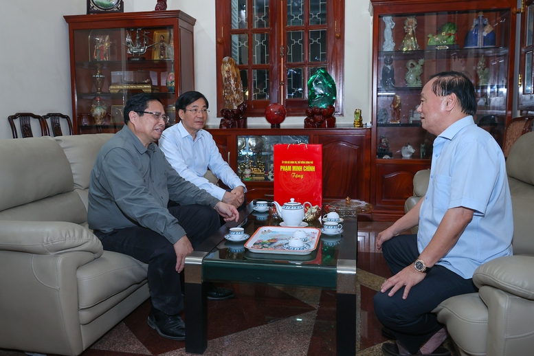 Thủ tướng Phạm Minh Chính dâng hương cố Thủ tướng Phan Văn Khải- Ảnh 2. Thủ tướng Phạm Minh Chính dâng hương cố Thủ tướng Phan Văn Khải- Ảnh 2.