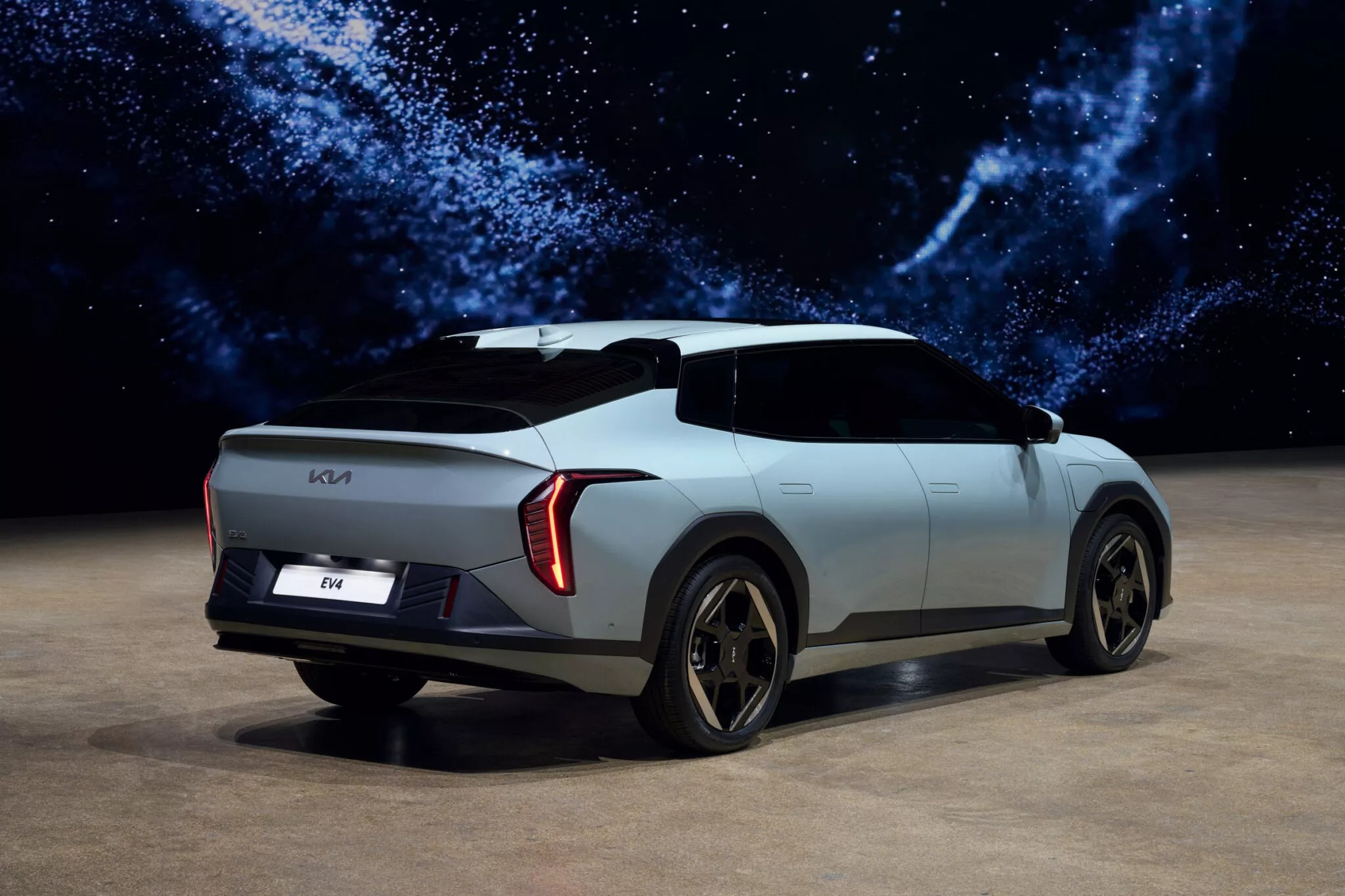 Kia EV4 ra mắt: Giá quy đổi gần 900 triệu đồng, ngang cỡ K4, chạy 630km/sạc
