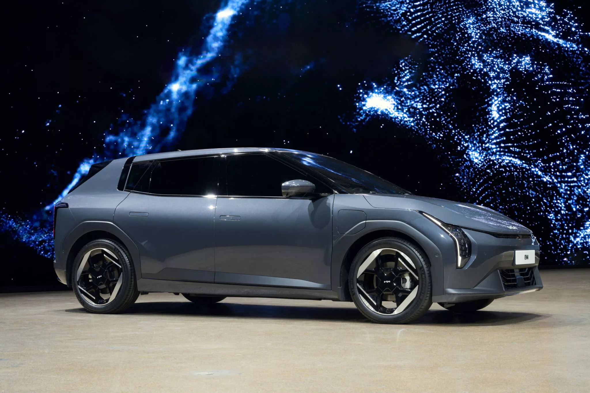 Kia EV4 ra mắt: Giá quy đổi gần 900 triệu đồng, ngang cỡ K4, chạy 630km/sạc