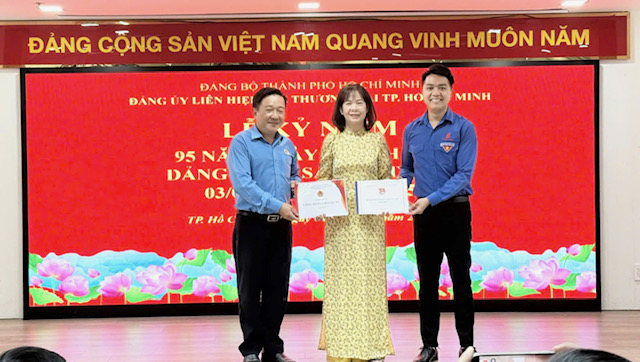 + Hình 8: Ban Thường vụ Công đoàn và Đoàn Thanh niên Saigon Co.op tiến hành trao danh sách đoàn viên và công đoàn viên ưu tú cho Ban Thường vụ Đảng ủy Saigon Co.op.