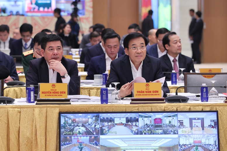 Thủ tướng: Chuyển từ 'xin - cho' sang chủ động phục vụ dịch vụ công với người dân, doanh nghiệp- Ảnh 7. Thủ tướng: Chuyển từ 'xin - cho' sang chủ động phục vụ dịch vụ công với người dân, doanh nghiệp- Ảnh 7.