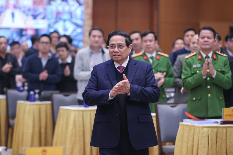Thủ tướng: Chuyển từ 'xin - cho' sang chủ động phục vụ dịch vụ công với người dân, doanh nghiệp- Ảnh 1. Thủ tướng: Chuyển từ 'xin - cho' sang chủ động phục vụ dịch vụ công với người dân, doanh nghiệp- Ảnh 1.
