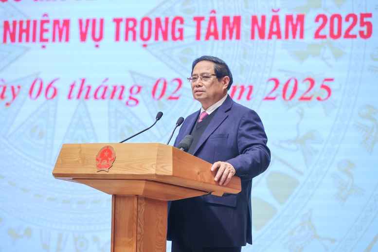 Thủ tướng: Chuyển từ 'xin - cho' sang chủ động phục vụ dịch vụ công với người dân, doanh nghiệp- Ảnh 3. Thủ tướng: Chuyển từ 'xin - cho' sang chủ động phục vụ dịch vụ công với người dân, doanh nghiệp- Ảnh 3.