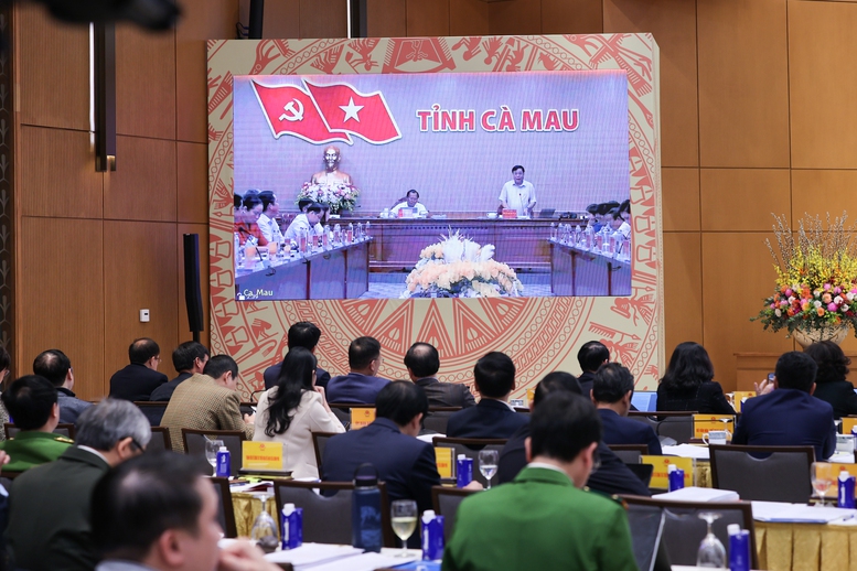 Thủ tướng: Chuyển từ 'xin - cho' sang chủ động phục vụ dịch vụ công với người dân, doanh nghiệp- Ảnh 11. Thủ tướng: Chuyển từ 'xin - cho' sang chủ động phục vụ dịch vụ công với người dân, doanh nghiệp- Ảnh 11.