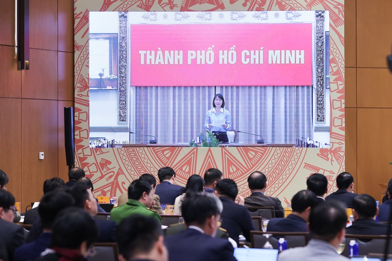 Thủ tướng: Chuyển từ 'xin - cho' sang chủ động phục vụ dịch vụ công với người dân, doanh nghiệp- Ảnh 12. Thủ tướng: Chuyển từ 'xin - cho' sang chủ động phục vụ dịch vụ công với người dân, doanh nghiệp- Ảnh 12.