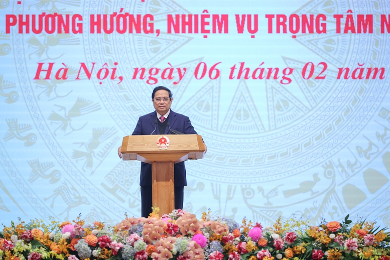 Thủ tướng: Chuyển từ 'xin - cho' sang chủ động phục vụ dịch vụ công với người dân, doanh nghiệp- Ảnh 13. Thủ tướng: Chuyển từ 'xin - cho' sang chủ động phục vụ dịch vụ công với người dân, doanh nghiệp- Ảnh 13.
