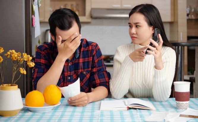 Hớn hở vì cưới được vợ đẹp, tròn 2 tháng sau, anh tôi phải sang nhà cầu cứu bố mẹ- Ảnh 1.
