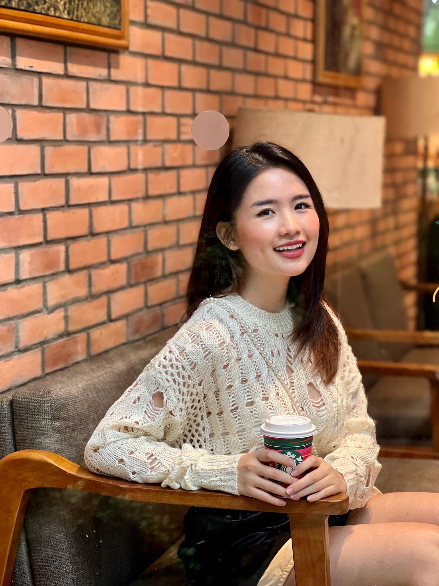 C&ocirc; g&aacute;i t&ecirc;n Ho&agrave;ng Hậu Phương Đ&ocirc;ng g&acirc;y b&atilde;o mạng, tiết lộ l&yacute; do bố mẹ đặt t&ecirc;n "kh&ocirc;ng đụng h&agrave;ng"- Ảnh 11.