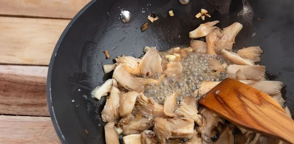 Chọn dầu ăn thế nào tốt? Hãy nhớ 2 điểm này- Ảnh 2. Chọn dầu ăn thế nào tốt? Hãy nhớ 2 điểm này- Ảnh 2.