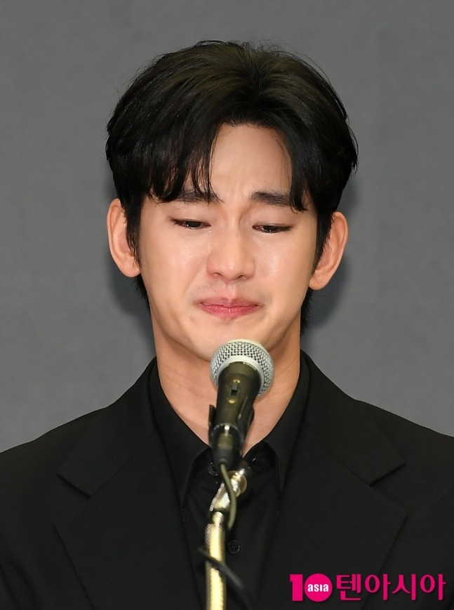 Kim Soo Hyun kh&oacute;c như mưa tại họp b&aacute;o vẫn kh&ocirc;ng qu&ecirc;n uống nước: B&iacute; mật ph&iacute;a sau chắc chắn nhiều netizen kh&ocirc;ng biết- Ảnh 1.