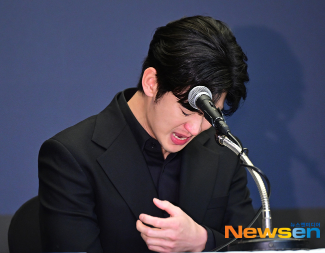 Kim Soo Hyun kh&oacute;c như mưa tại họp b&aacute;o vẫn kh&ocirc;ng qu&ecirc;n uống nước: B&iacute; mật ph&iacute;a sau chắc chắn nhiều netizen kh&ocirc;ng biết- Ảnh 2.