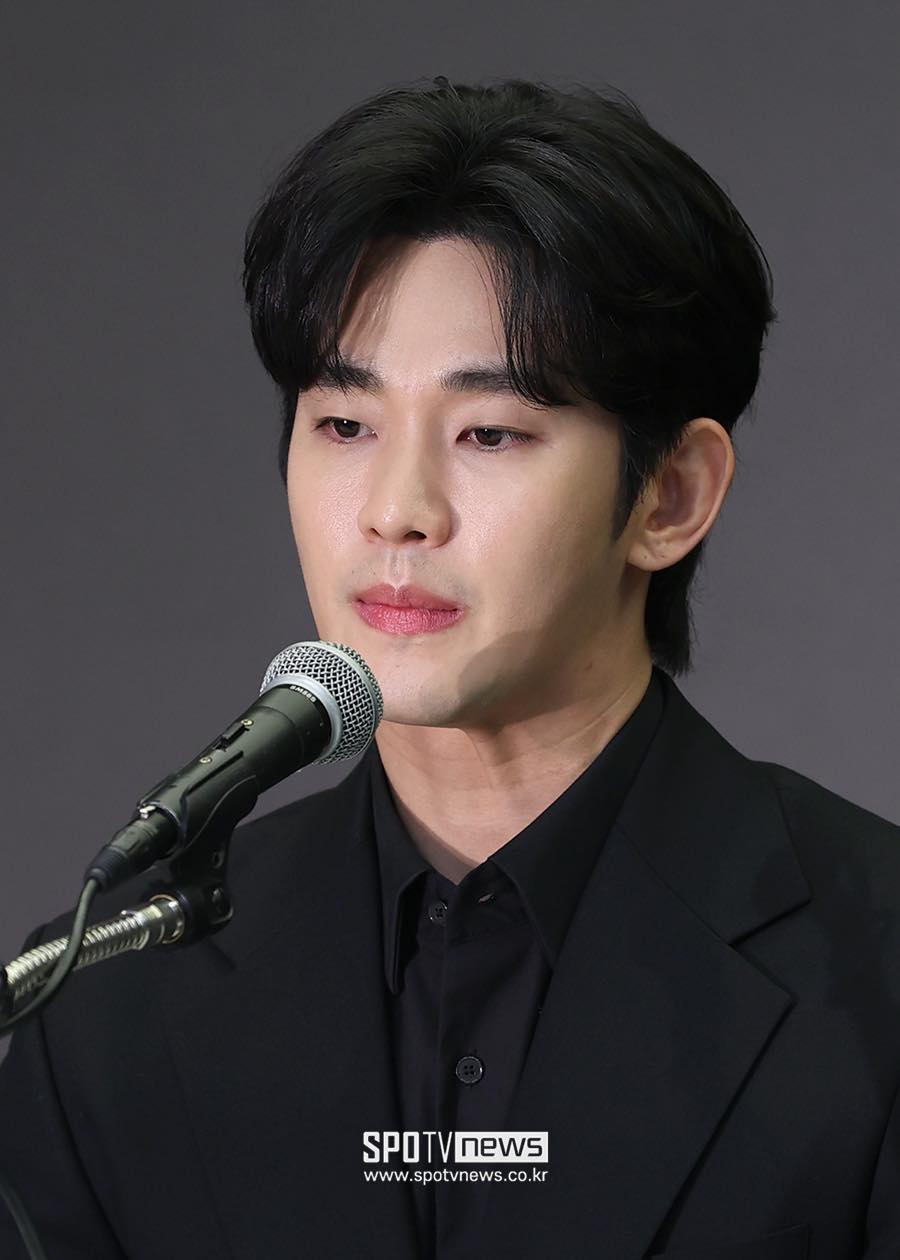 Kim Soo Hyun kh&oacute;c như mưa tại họp b&aacute;o vẫn kh&ocirc;ng qu&ecirc;n uống nước: B&iacute; mật ph&iacute;a sau chắc chắn nhiều netizen kh&ocirc;ng biết- Ảnh 4.