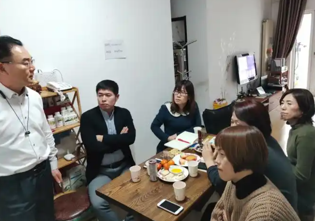 Vừa cưới được 3 ng&agrave;y, nh&agrave; chồng đ&atilde; họp khẩn chia t&agrave;i sản, lời bố chồng th&ocirc;ng b&aacute;o khiến con d&acirc;u kh&ocirc;ng k&igrave;m được thốt l&ecirc;n: "Tại sao lại như vậy?"- Ảnh 1.