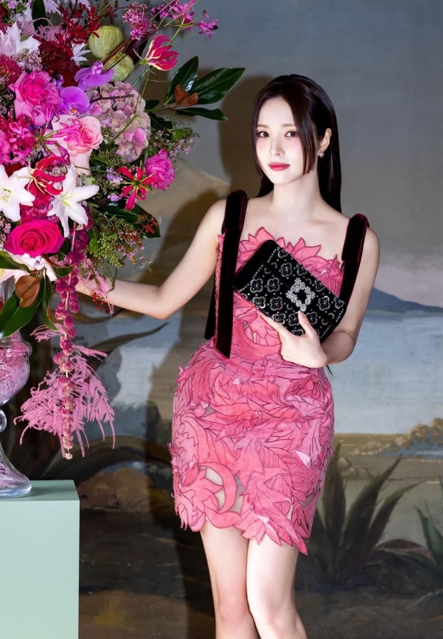 Đúng là idol đẹp như diễn viên: Jisoo chẳng kém cạnh Shin Se Kyung khi đụng đầm “bánh bèo”- Ảnh 7. Đúng là idol đẹp như diễn viên: Jisoo chẳng kém cạnh Shin Se Kyung khi đụng đầm “bánh bèo”- Ảnh 7.