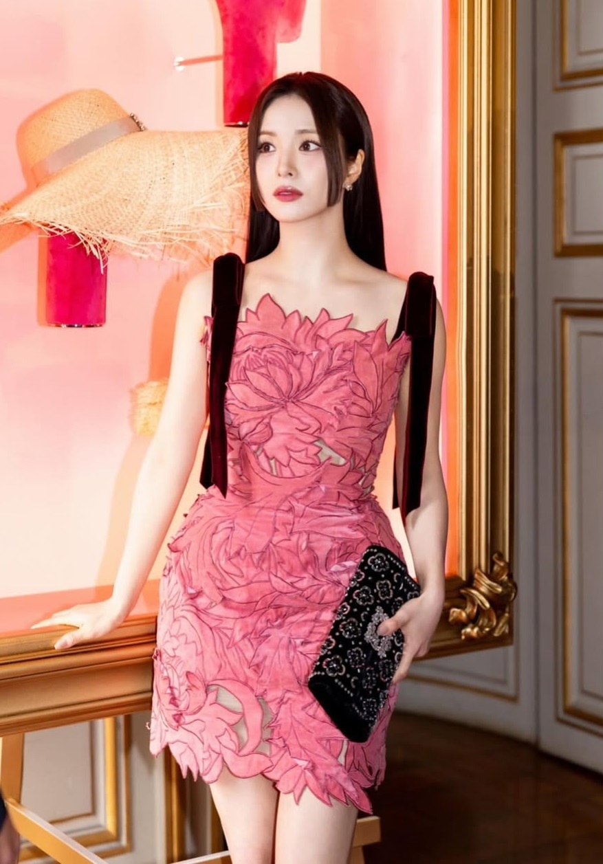 Đúng là idol đẹp như diễn viên: Jisoo chẳng kém cạnh Shin Se Kyung khi đụng đầm “bánh bèo”- Ảnh 8. Đúng là idol đẹp như diễn viên: Jisoo chẳng kém cạnh Shin Se Kyung khi đụng đầm “bánh bèo”- Ảnh 8.