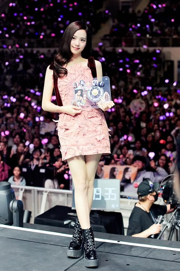 Đúng là idol đẹp như diễn viên: Jisoo chẳng kém cạnh Shin Se Kyung khi đụng đầm “bánh bèo”- Ảnh 3. Đúng là idol đẹp như diễn viên: Jisoo chẳng kém cạnh Shin Se Kyung khi đụng đầm “bánh bèo”- Ảnh 3.
